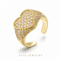 Bague cœur pierre semi-précieuse dorée sur fond blanc
