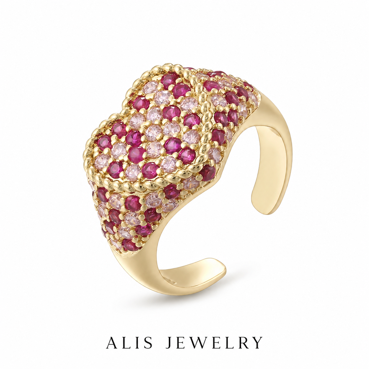 Bague cœur dorée pierre rose sur fond blanc