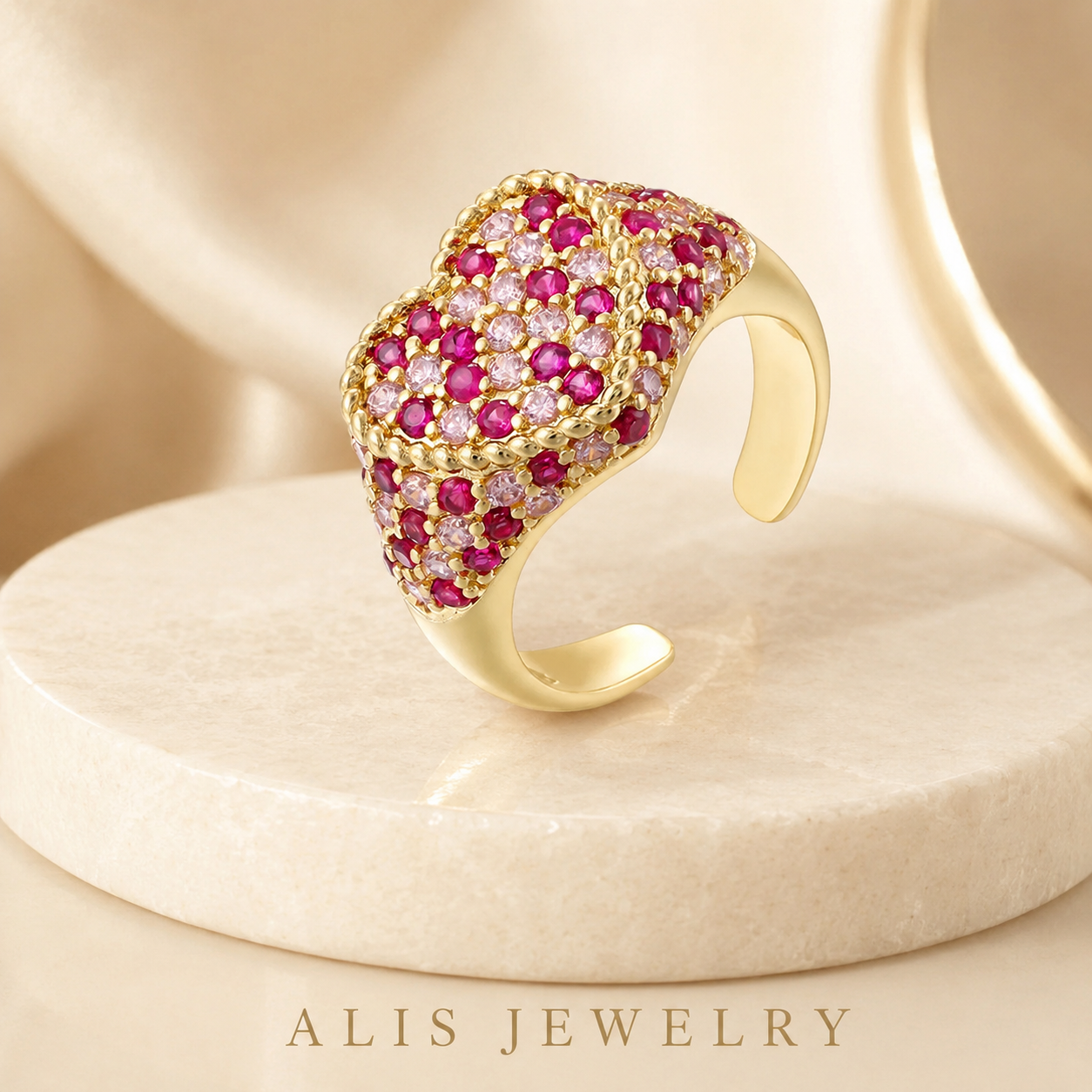Bague cœur dorée pierre rose sur support minéral