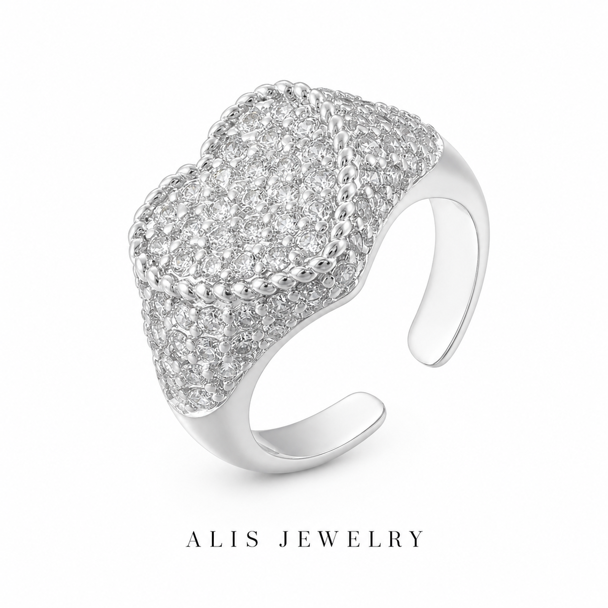 Bague cœur pierre semi-précieuse sur fond blanc