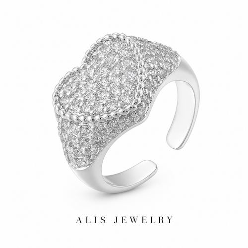 Bague cœur pierre semi-précieuse sur fond blanc