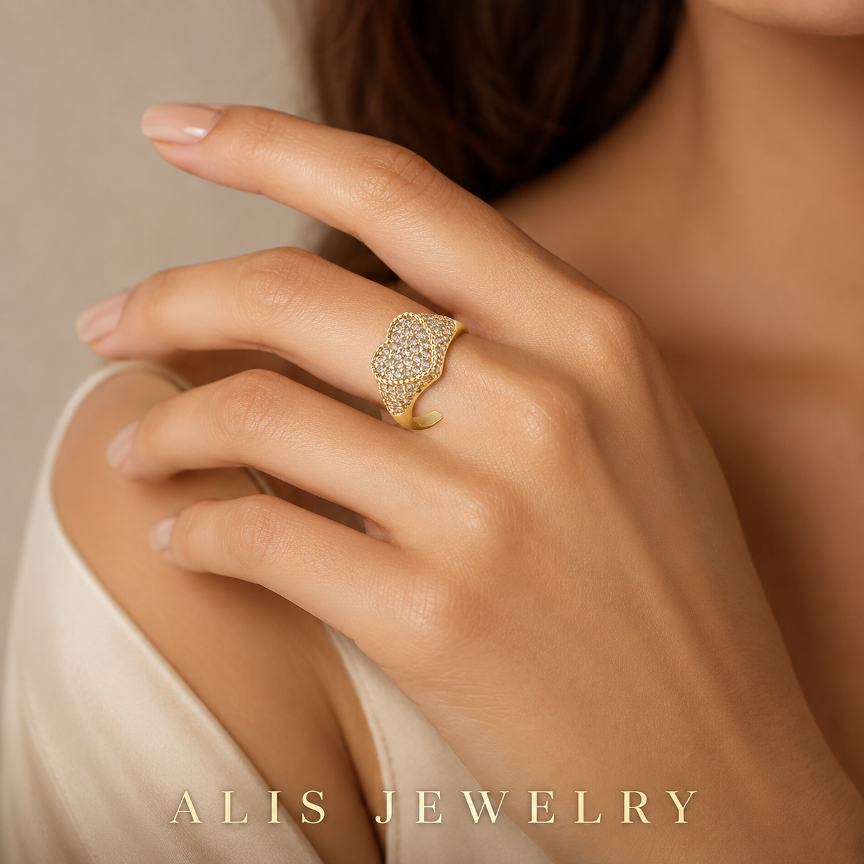 Bague cœur pierre semi-précieuse portée à la main