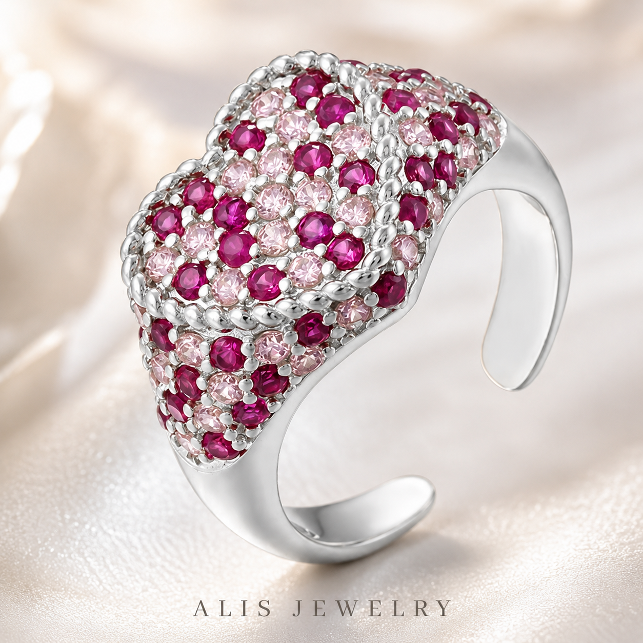 Gros plan bague cœur pierre rose