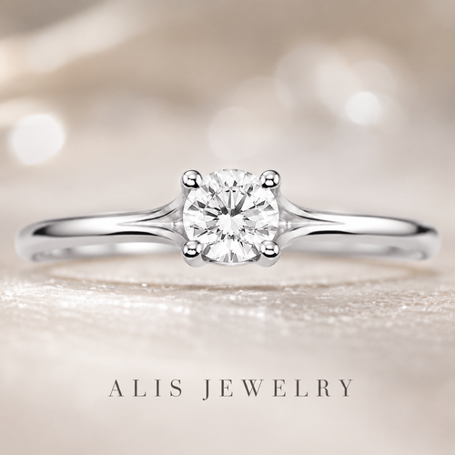 Gros plan bague de mariage fine argent solitaire zircon