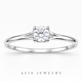 Bague de mariage fine argent zircon sur fond blanc
