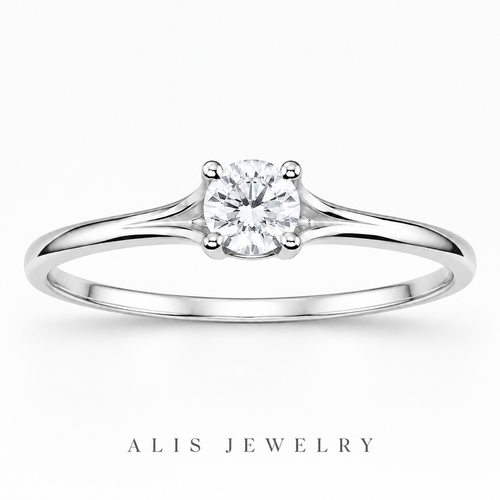 Bague de mariage fine argent zircon sur fond blanc