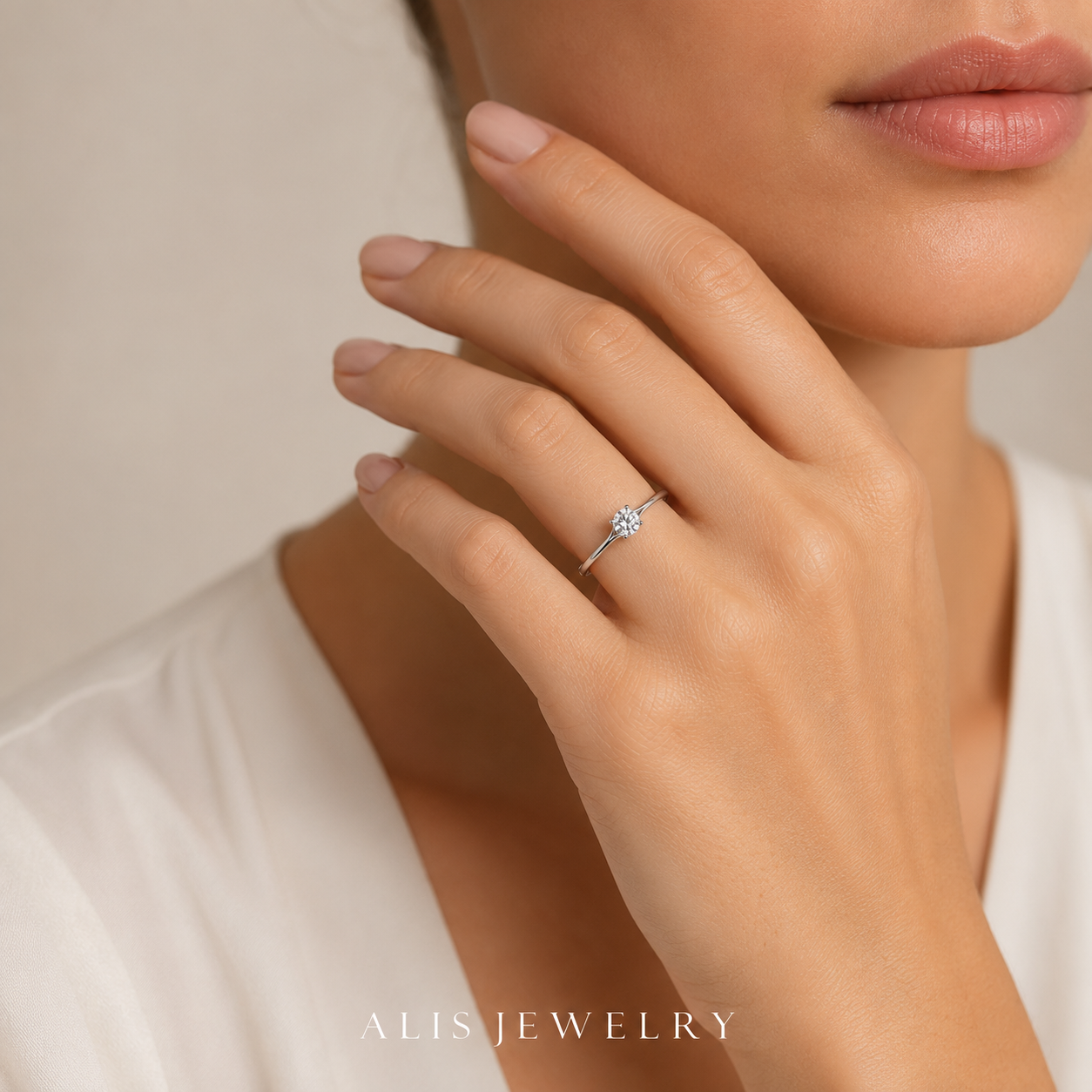 Bague de mariage fine argent portée à la main