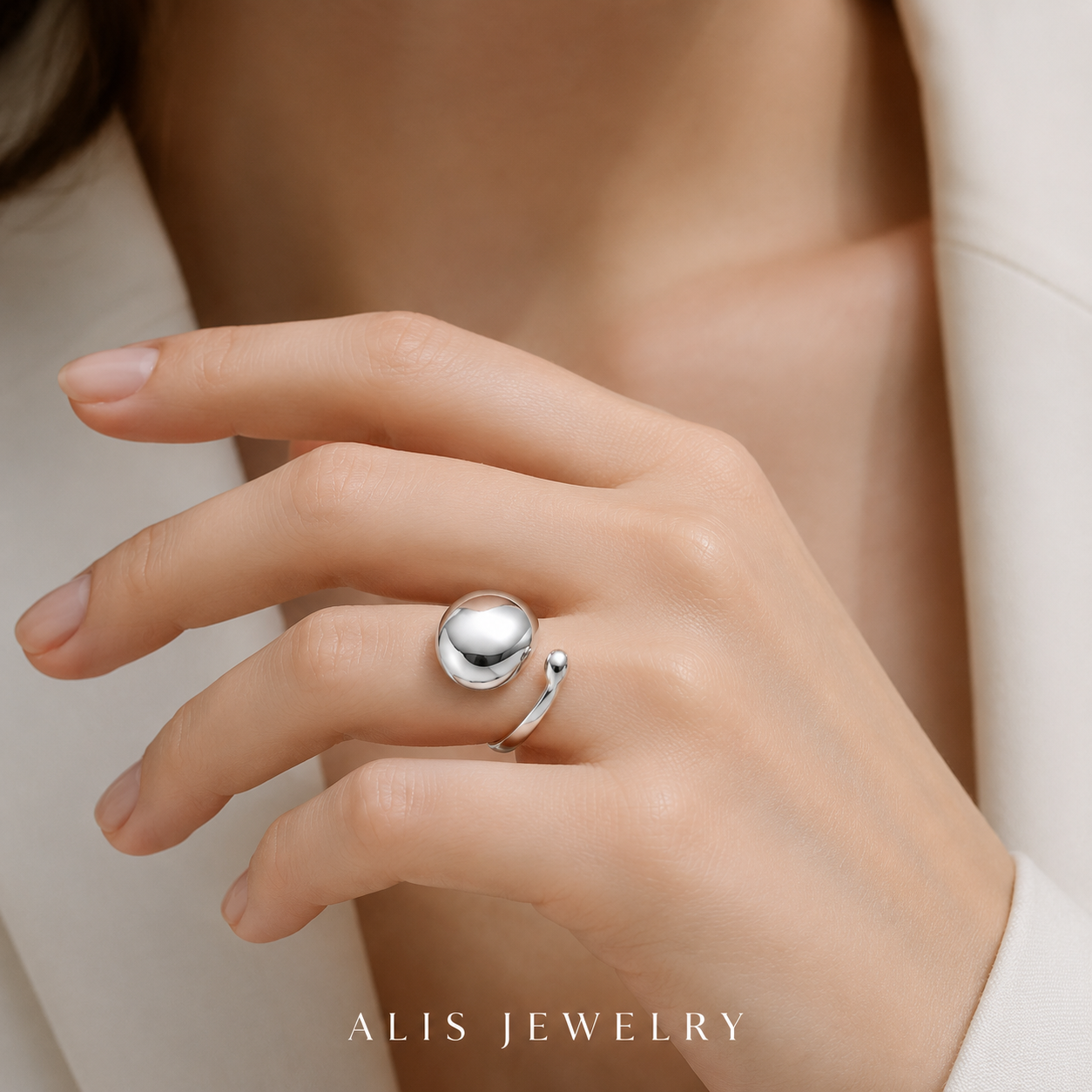 Bague ellipse argent portée à la main