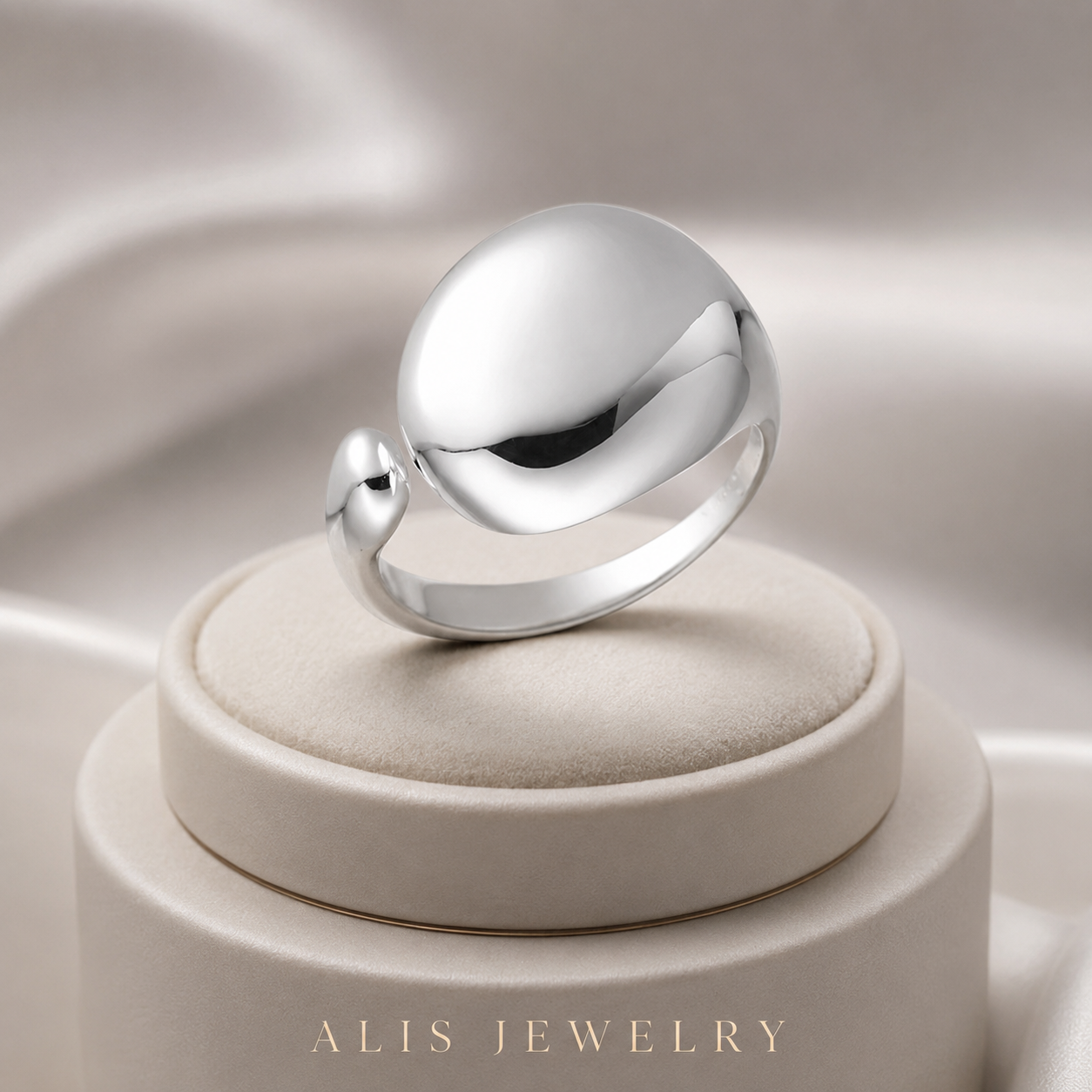 Bague ellipse argent posée sur support minéral