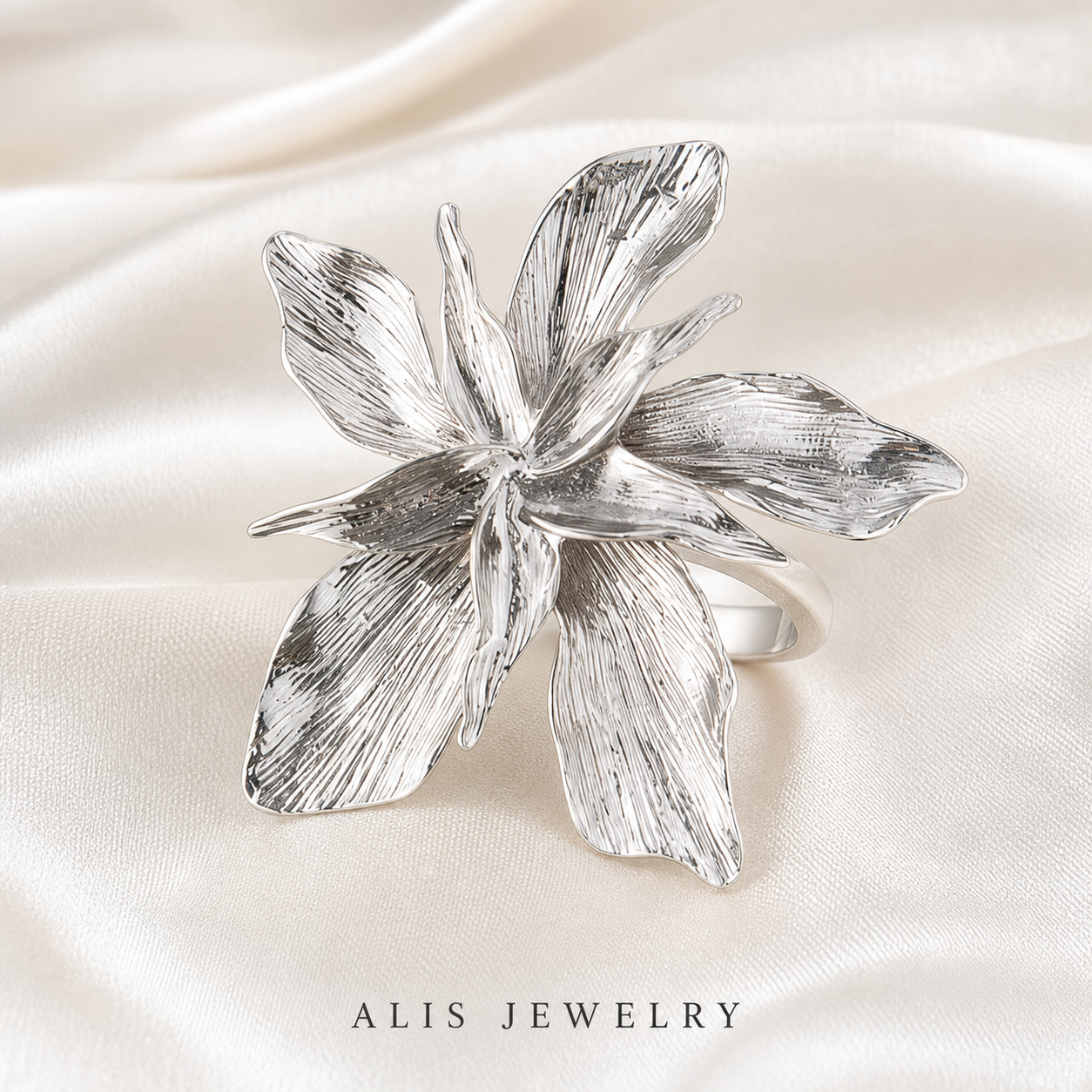 bague fleur sculpturale argentée - Alis Jewelry - gros plan