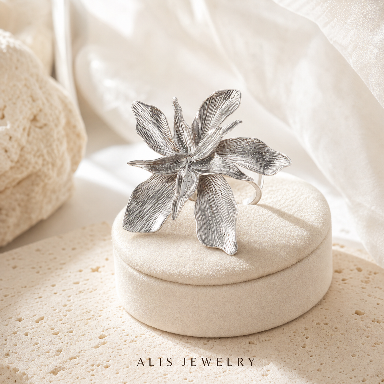 bague fleur sculpturale argentée - Alis Jewelry - sur support