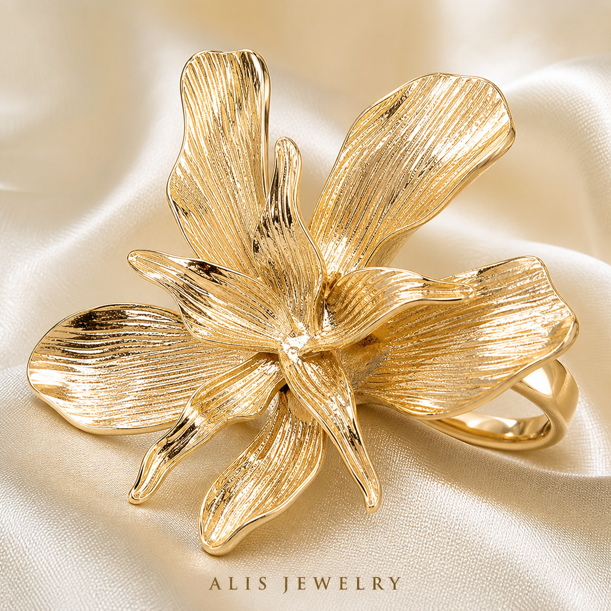 bague fleur sculpturale dorée - Alis Jewelry - gros plan