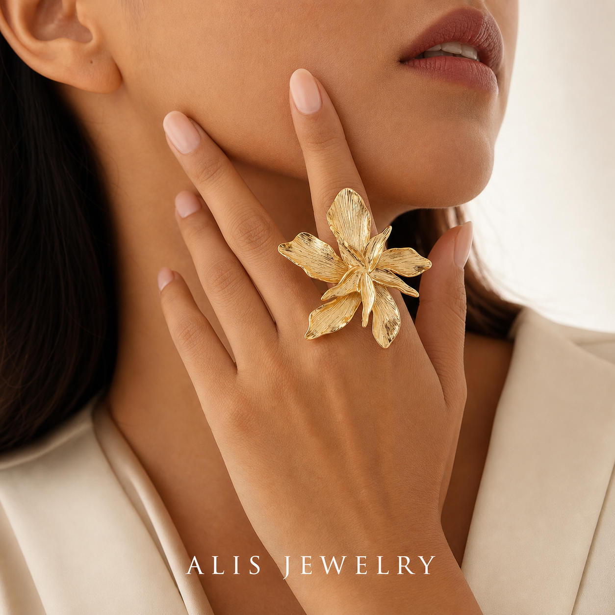 bague fleur sculpturale dorée - Alis Jewelry - porté mannequin