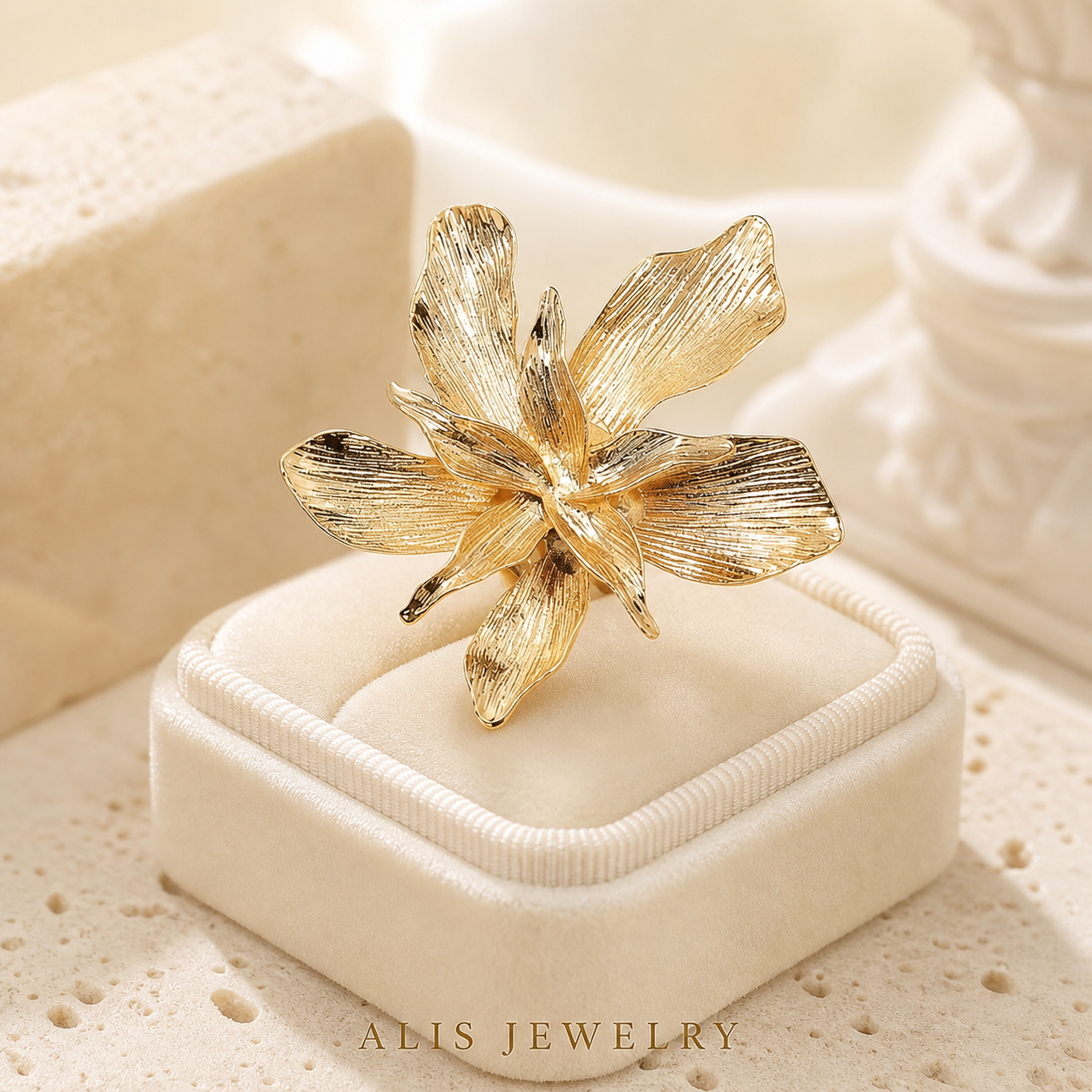 bague fleur sculpturale dorée - Alis Jewelry - sur support