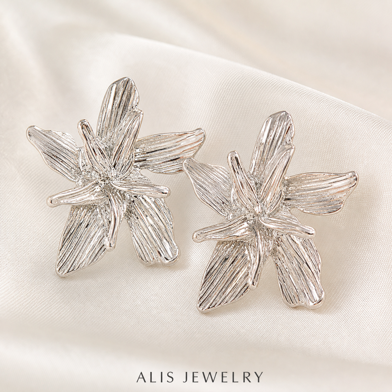 Bague et boucles fleur - Alis Jewelry - boucles argentées - gros plan / zoom