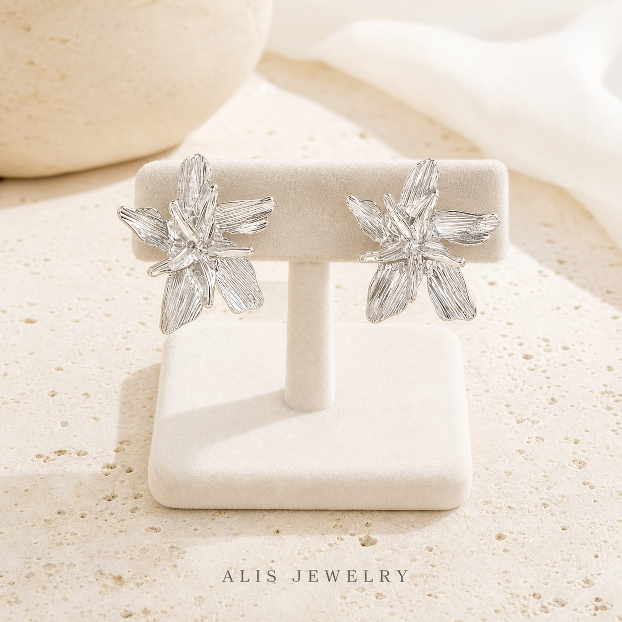 Bague et boucles fleur - Alis Jewelry - boucles argentées - sur support minéral