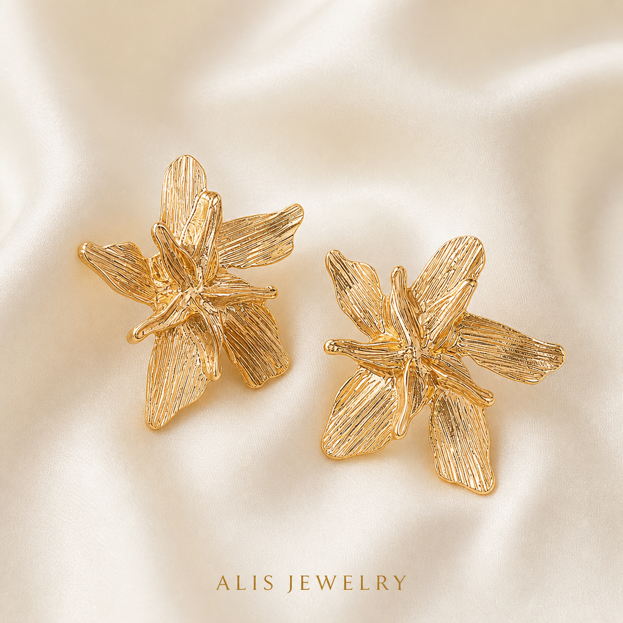Bague et boucles fleur - Alis Jewelry - boucles dorées - gros plan / zoom
