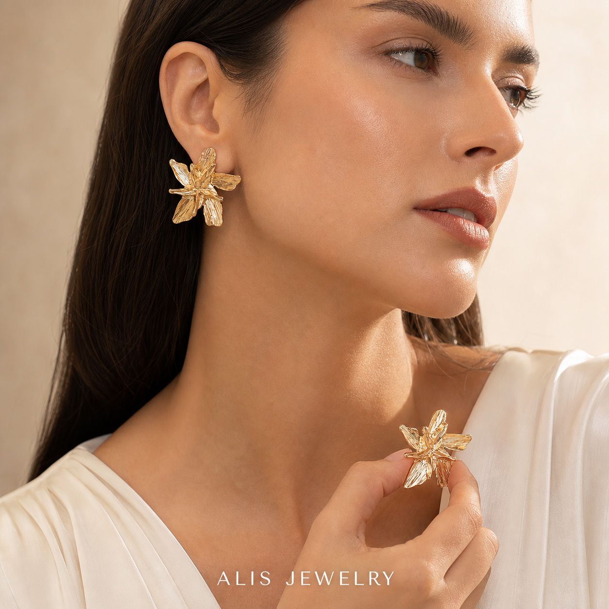 Bague et boucles fleur - Alis Jewelry - boucles dorées - porté mannequin
