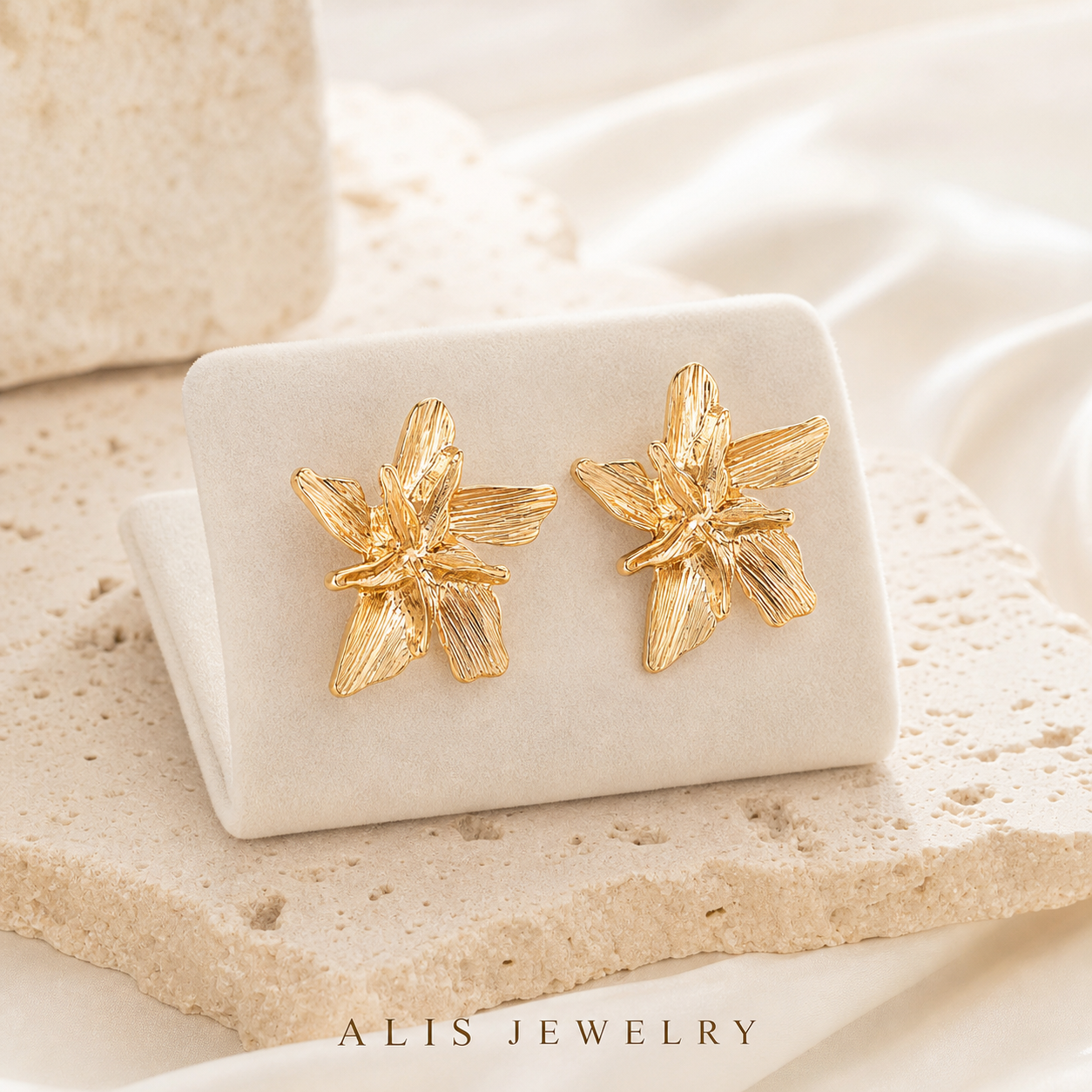 Bague et boucles fleur - Alis Jewelry - boucles dorées - sur support minéral