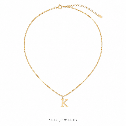 Collier initiale plaque or 18K personnalise lettre A a Z - Alis Jewelry - fond blanc