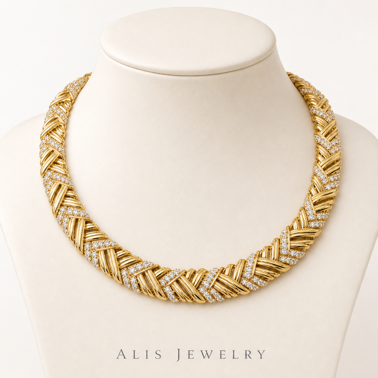 Parure nuptiale Dubaï plaqué or - Alis Jewelry - modèle Tressée - collier - sur support minéral