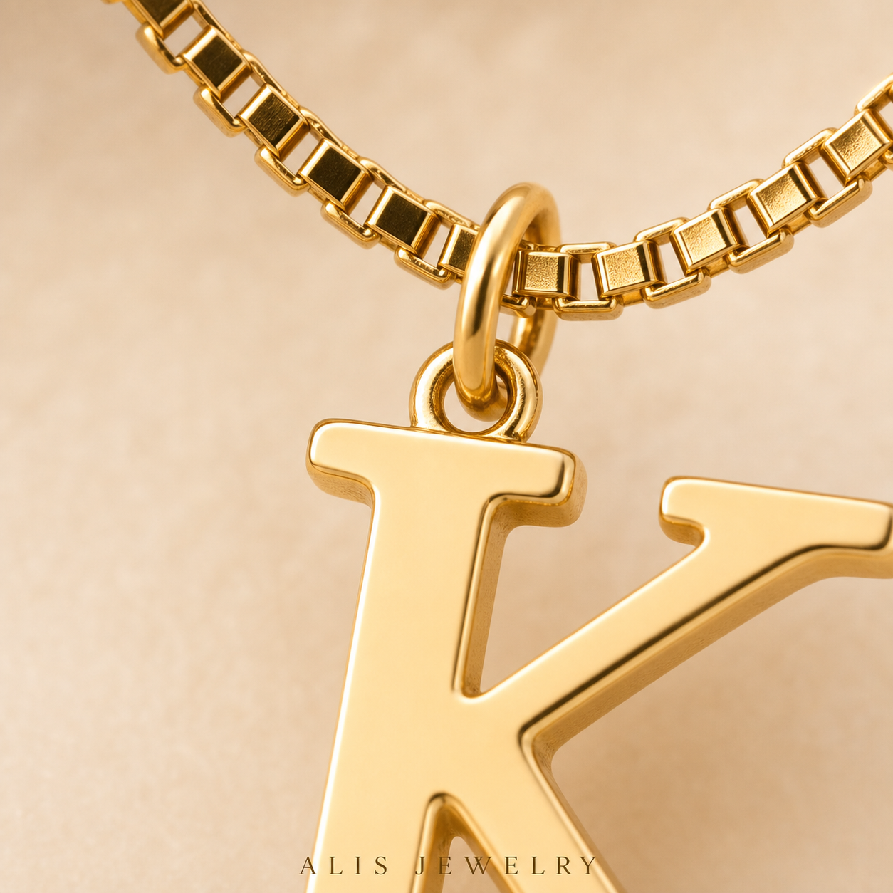 Collier initiale plaque or 18K personnalise lettre A a Z - Alis Jewelry - gros plan / zoom