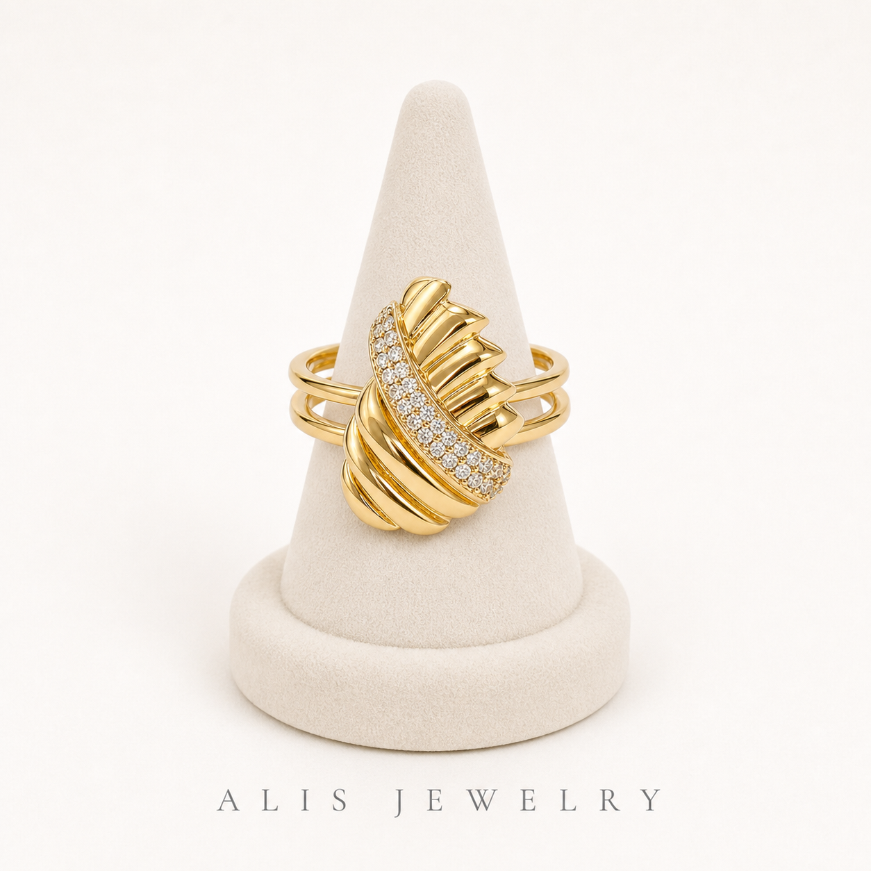Parure nuptiale Dubaï plaqué or - Alis Jewelry - modèle Tressée - bague - sur support minéral