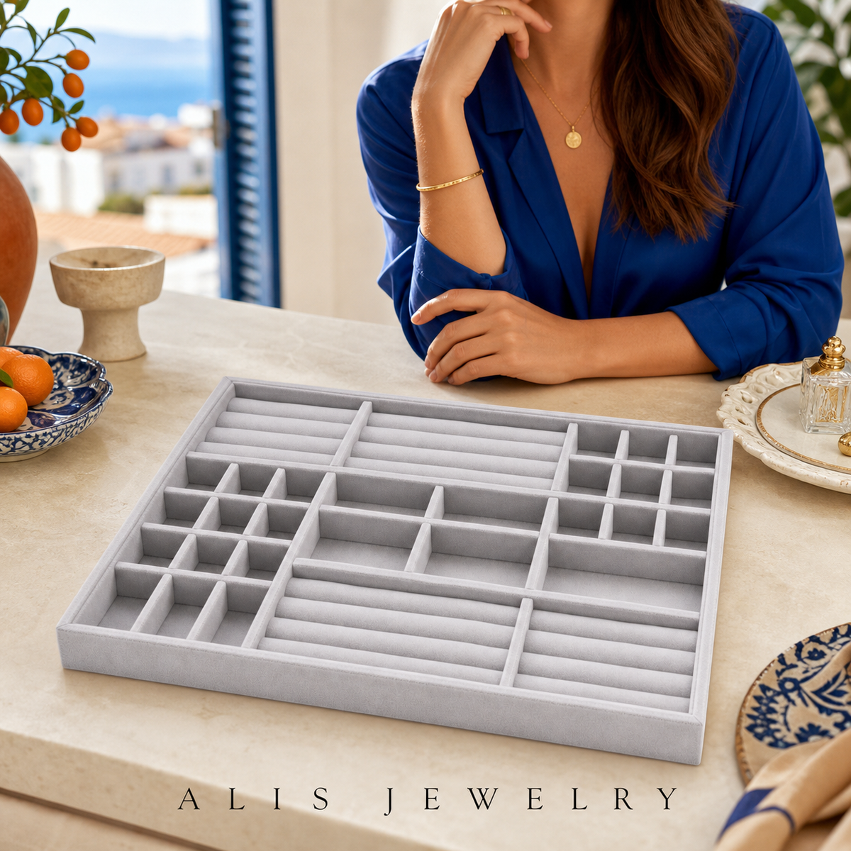 Plateau à bijoux velours — Grilles modulables - Alis Jewelry - porté mannequin