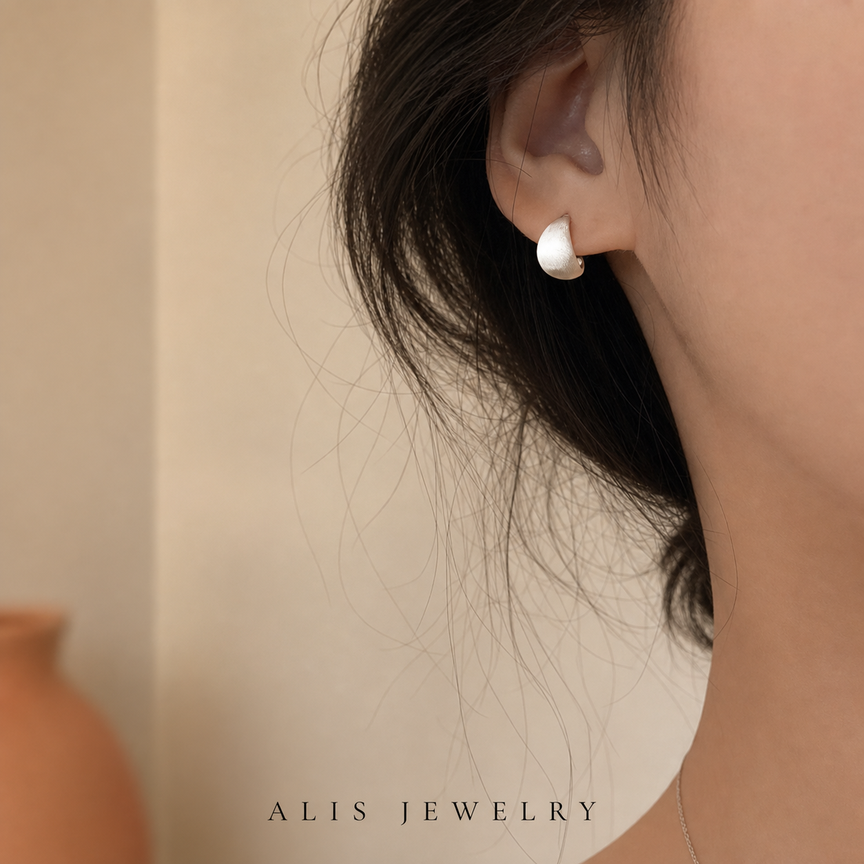 boucles d'oreilles givrées argent 925 - Alis Jewelry - porté mannequin