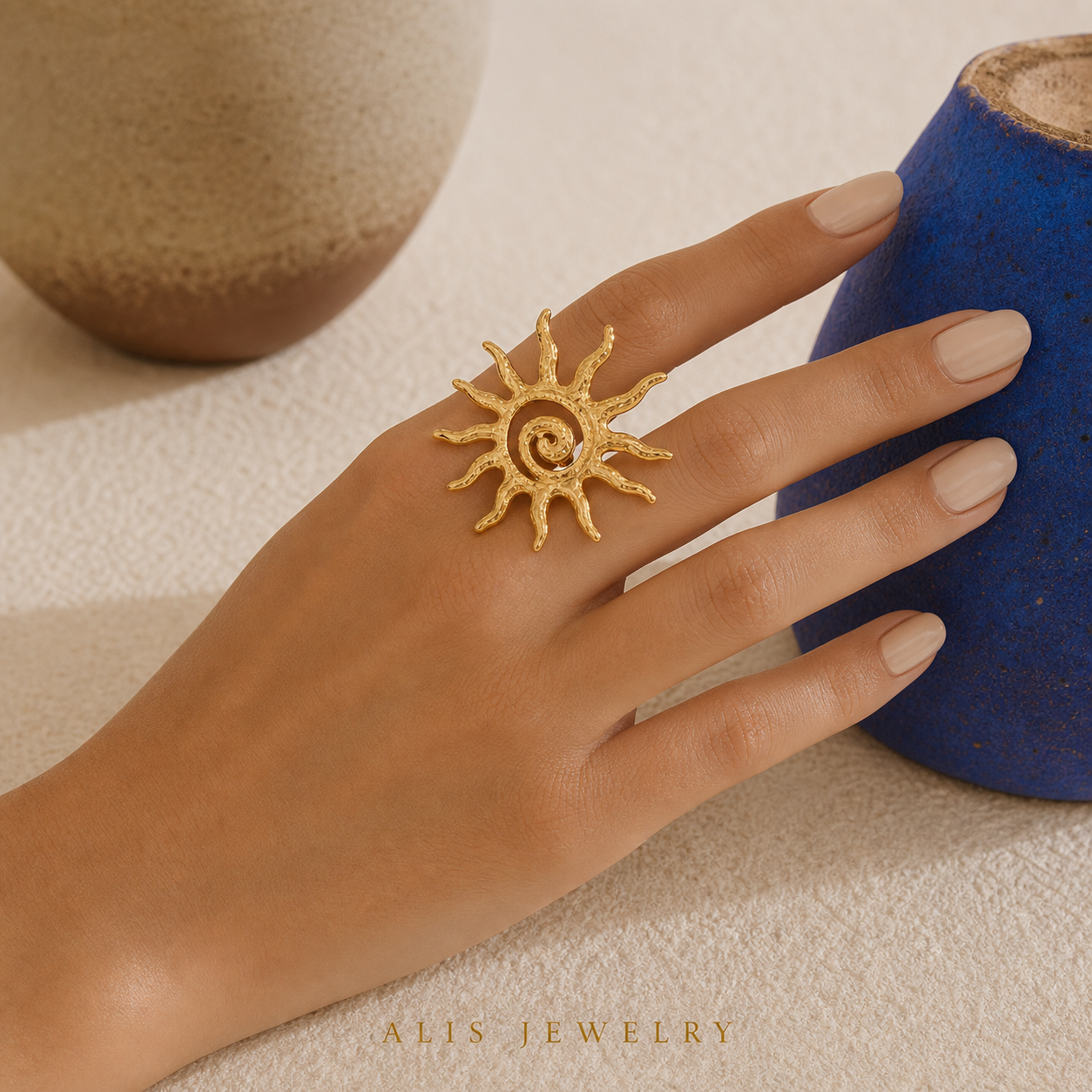 Bague soleil ajustable dorée - Alis Jewelry - porté mannequin