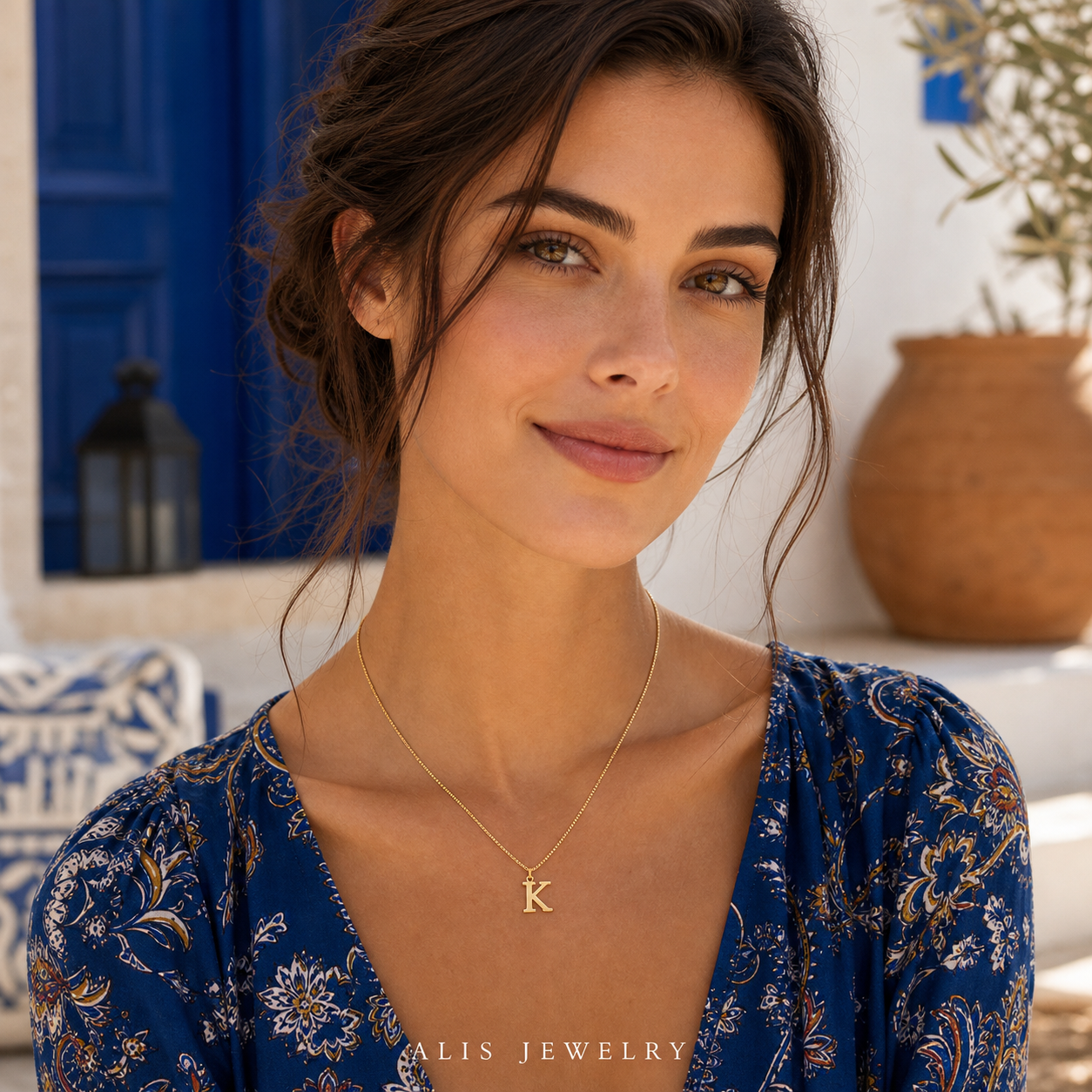 Collier initiale plaque or 18K personnalise lettre A a Z - Alis Jewelry - porté mannequin
