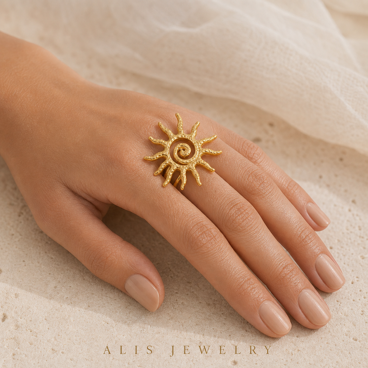 Bague soleil ajustable dorée - Alis Jewelry - porté mannequin