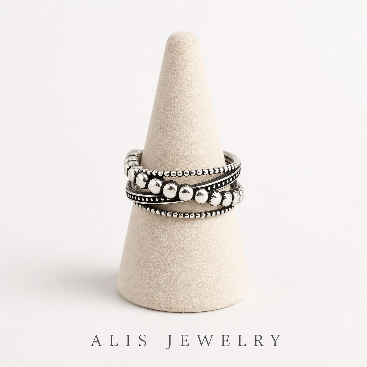 bague rétro gothique argent 925 - Alis Jewelry - sur support minéral