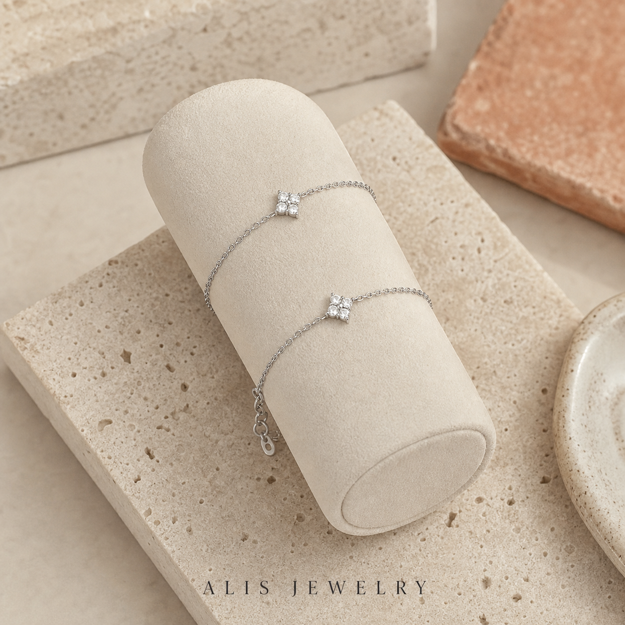 Bracelet trèfle argent - Alis Jewelry - sur support minéral