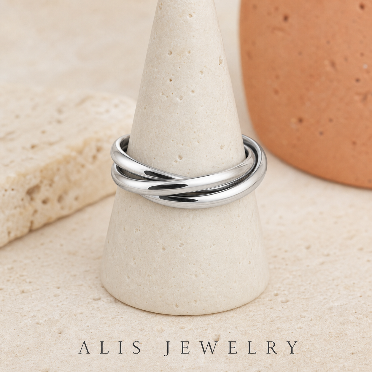 Bague trois anneaux ronds empilables argent 925 - Alis Jewelry - sur support minéral