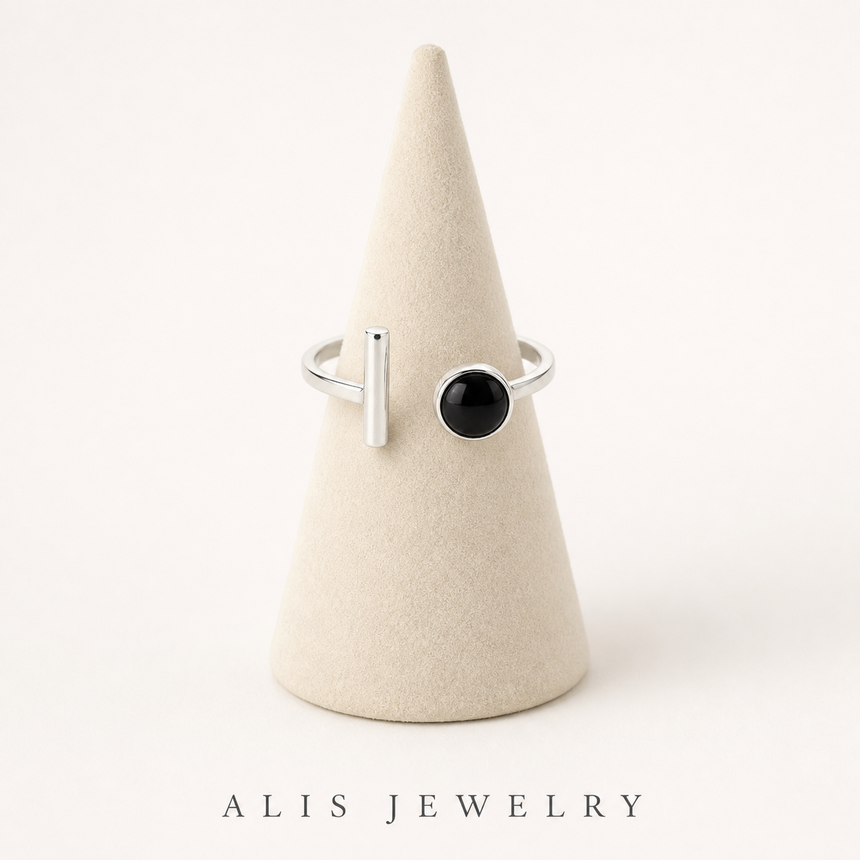 bague ronde noire ouverte argent 925 - Alis Jewelry - sur support minéral