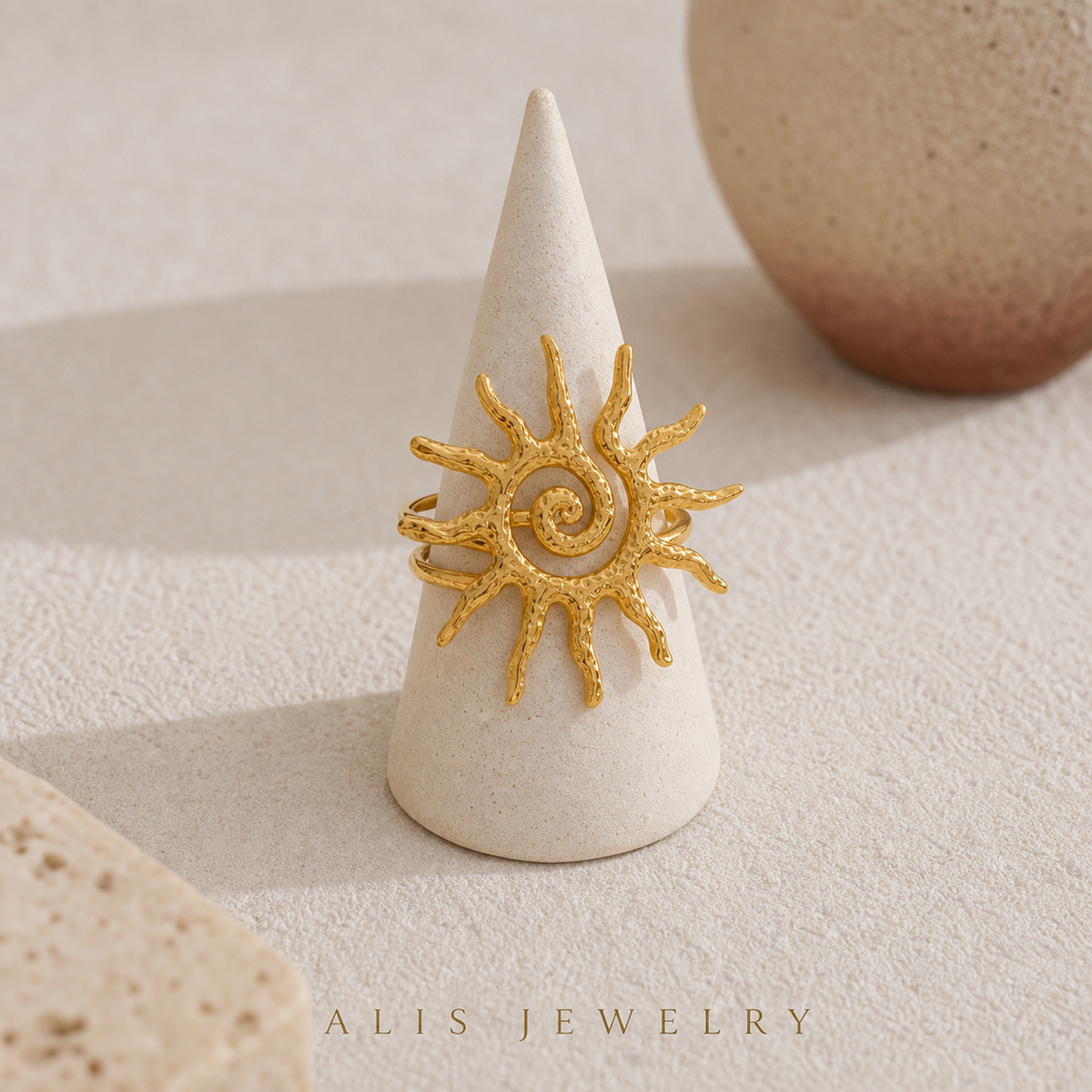 Bague soleil ajustable dorée - Alis Jewelry - sur support minéral