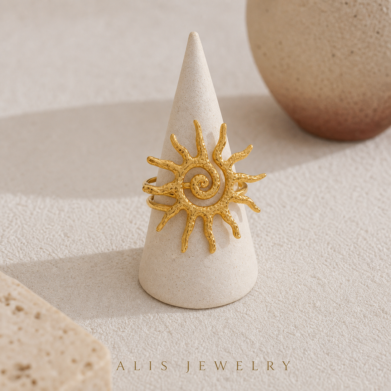 Bague soleil ajustable dorée - Alis Jewelry - sur support minéral