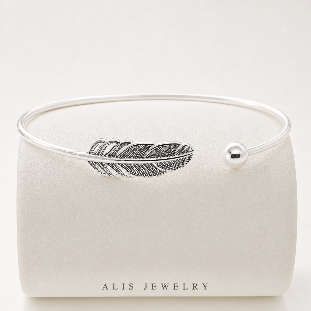 Bracelet manchette plume d'ange argent 925 - Alis Jewelry - sur support minéral