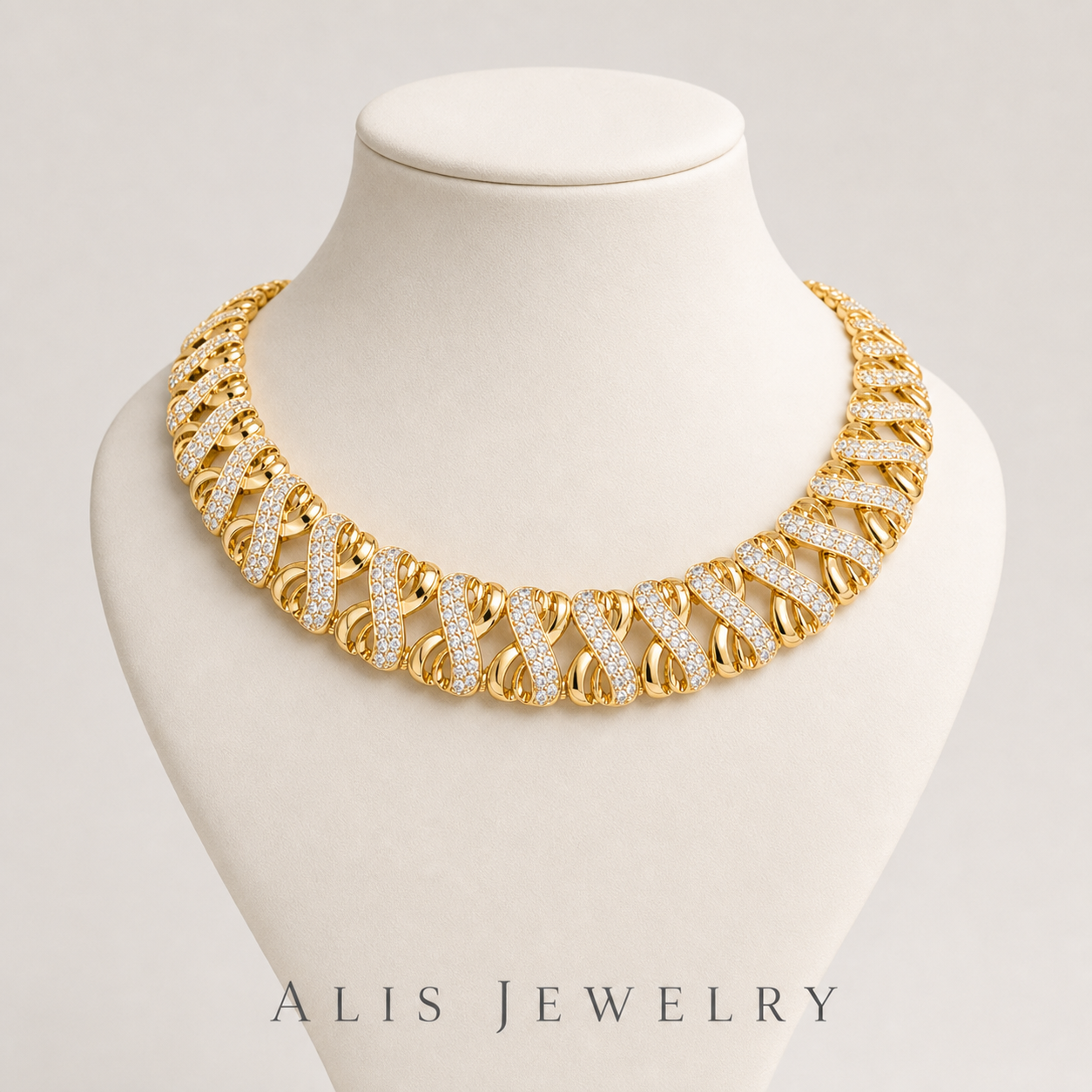Parure nuptiale Dubaï plaqué or - Alis Jewelry - modèle Infini - collier - sur support minéral
