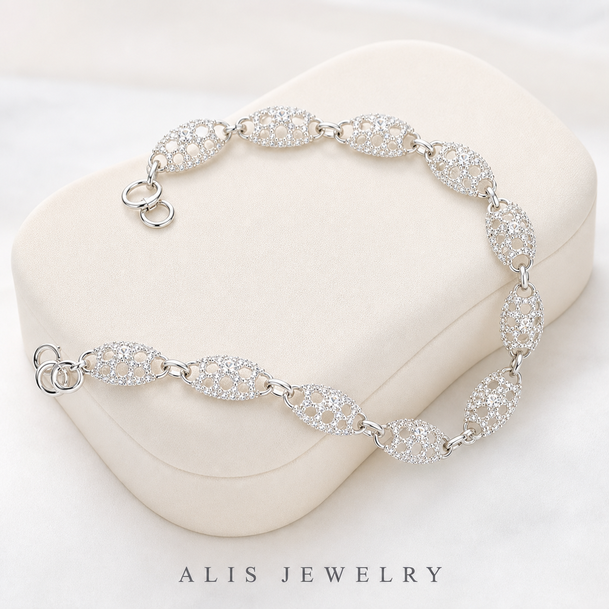 Bracelet chaîne géométrique zircon argent 925 - Alis Jewelry - sur support minéral