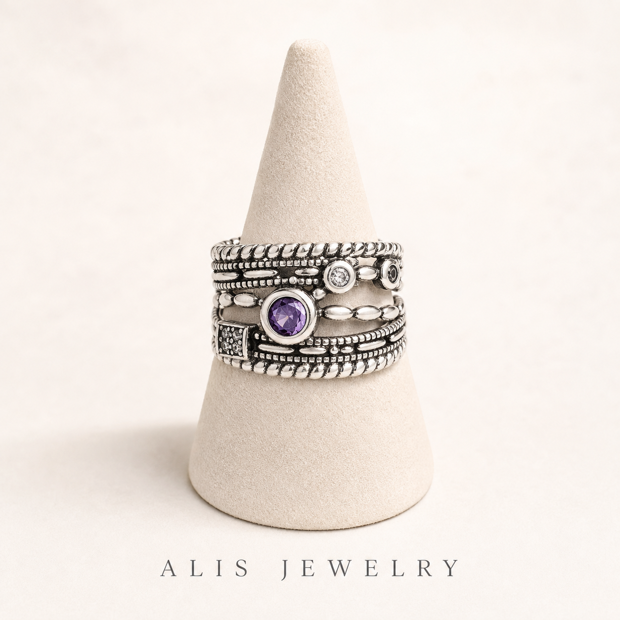 bague rétro irrégulière argent 925 - Alis Jewelry - sur support minéral