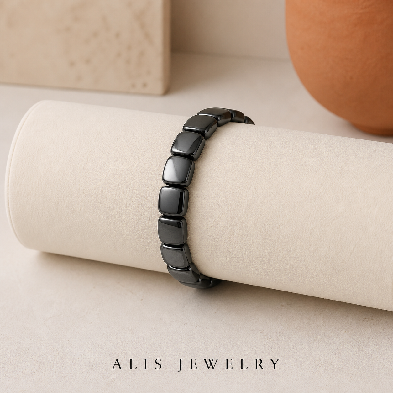 bracelet perles hématite homme - Alis Jewelry - sur support minéral