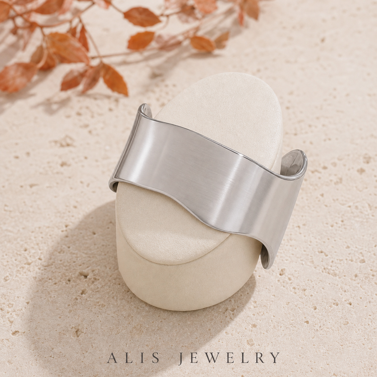 Bracelet manchette acier brossé - Alis Jewelry - sur support minéral