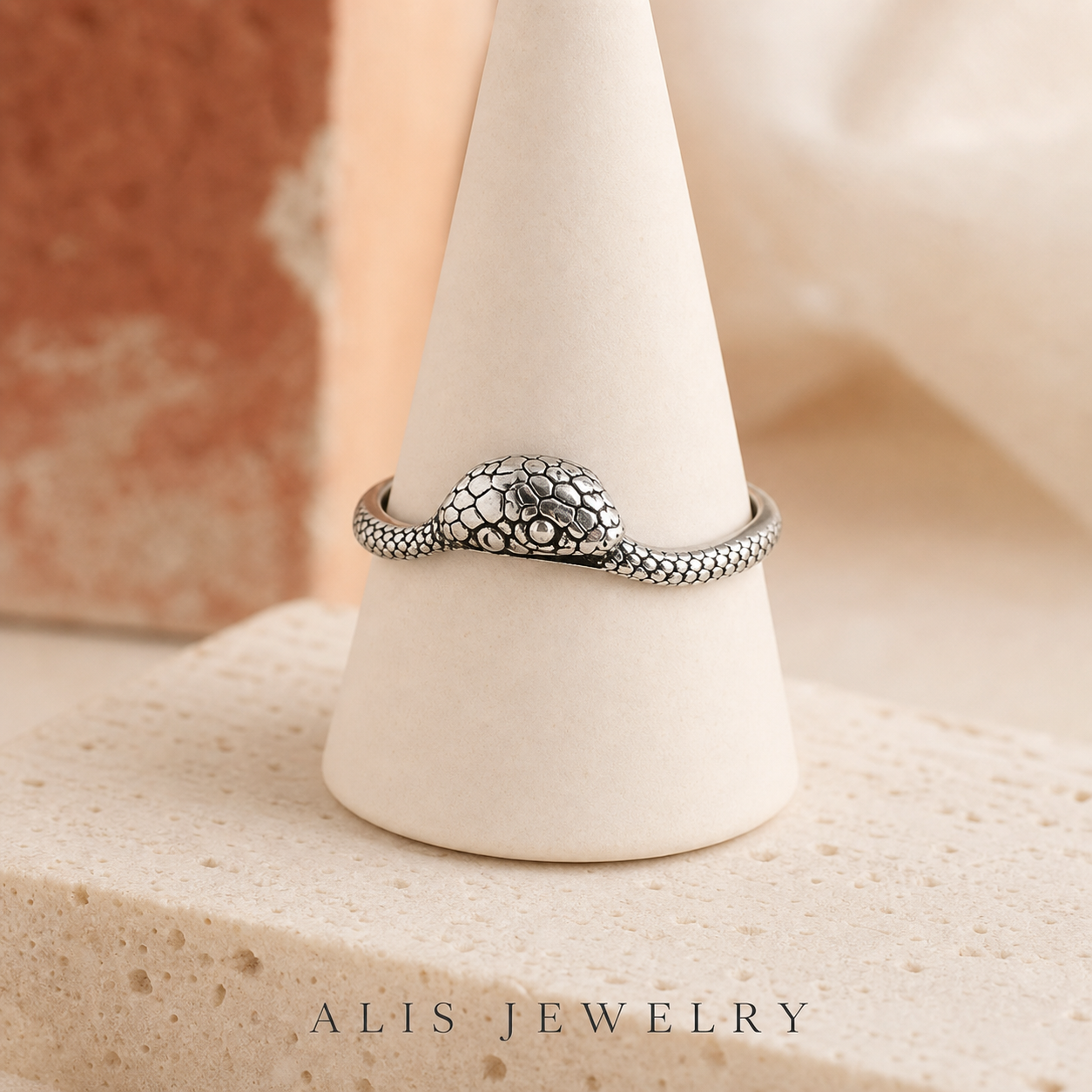 Bague serpent ajustable argent - Alis Jewelry - sur support minéral