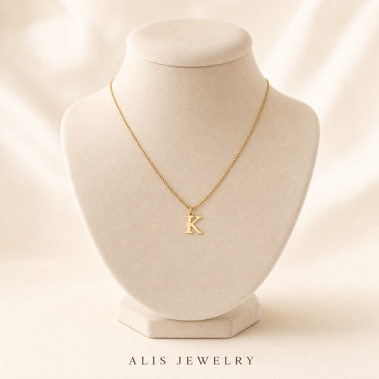 Collier initiale plaque or 18K personnalise lettre A a Z - Alis Jewelry - sur support minéral