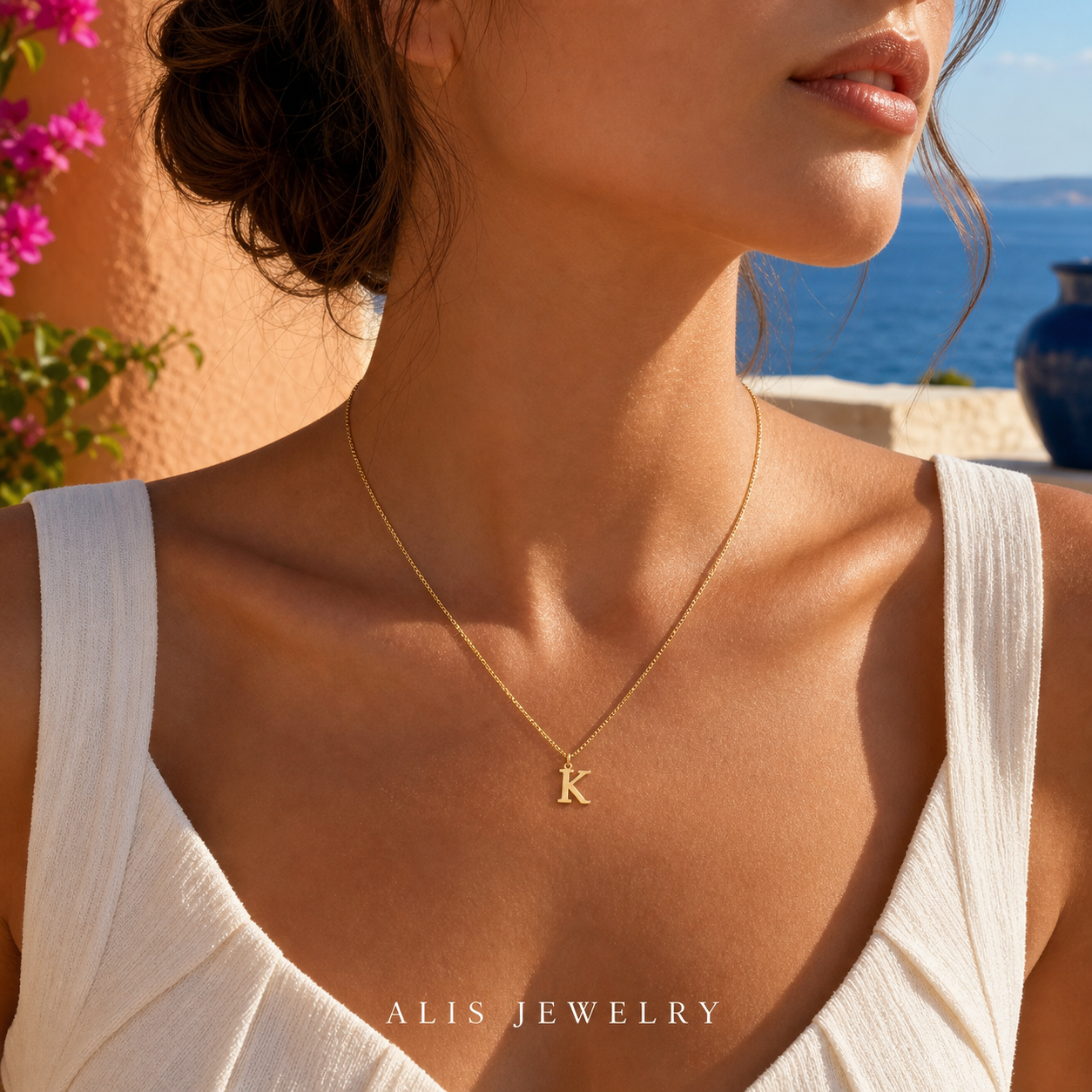 Collier initiale plaque or 18K personnalise lettre A a Z - Alis Jewelry - réseaux sociaux