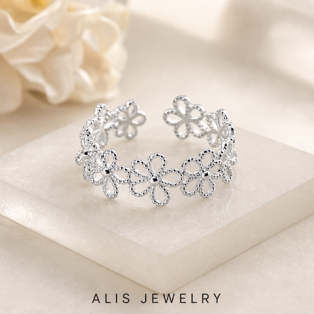 Bague fleur ajourée argent - Alis Jewelry - sur support minéral
