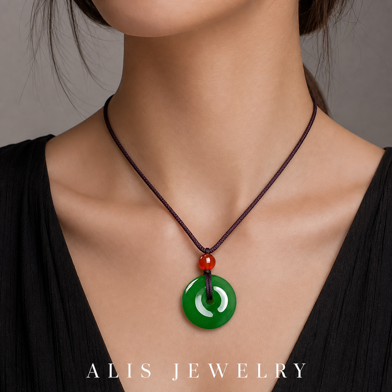 Collier pendentif jade naturel - Alis Jewelry - porté mannequin