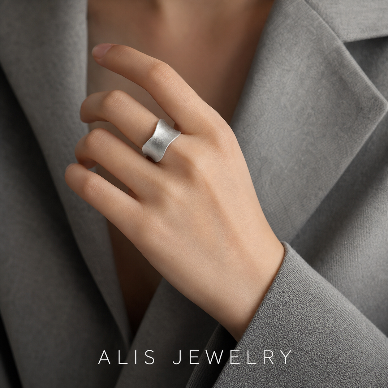 Bague ajustable argent mat - Alis Jewelry - Bague ajustable argent mat - porté mannequin